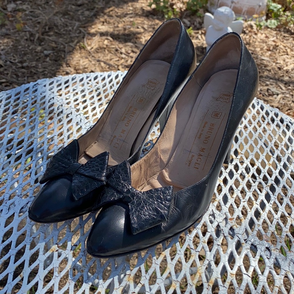 Vintage Bruno Magli Black Leather Bow Heels SIZE 9 NARROW